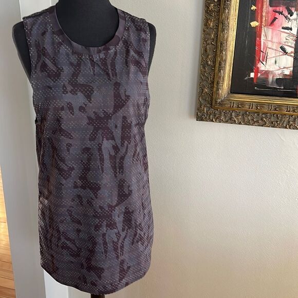 Zyia abstract diagonal subtle stripe print vented stripe long tank top. Medium - Picture 1 of 8
